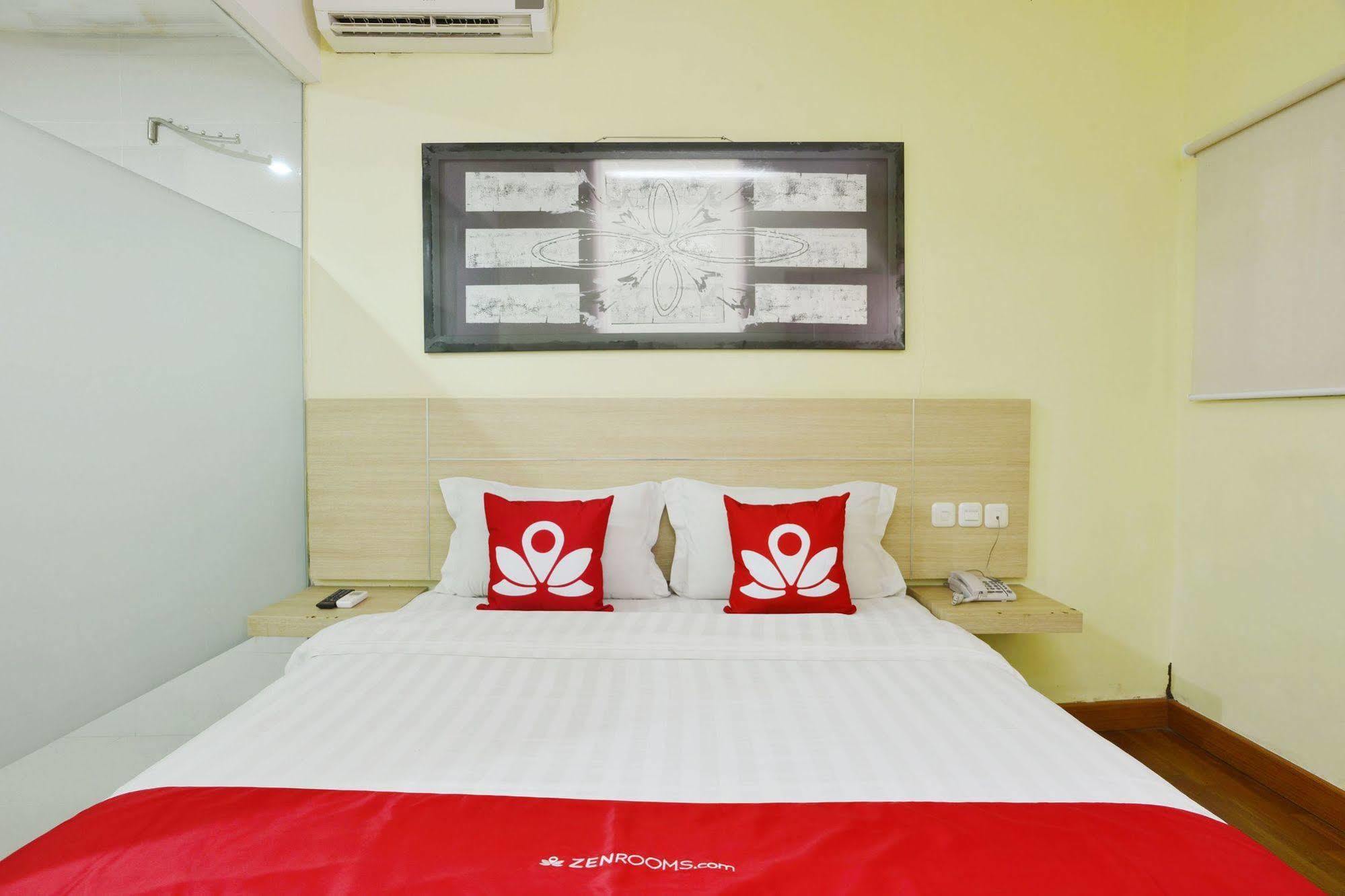 Zen Rooms Rujia Pecenongan Jakarta Exterior photo